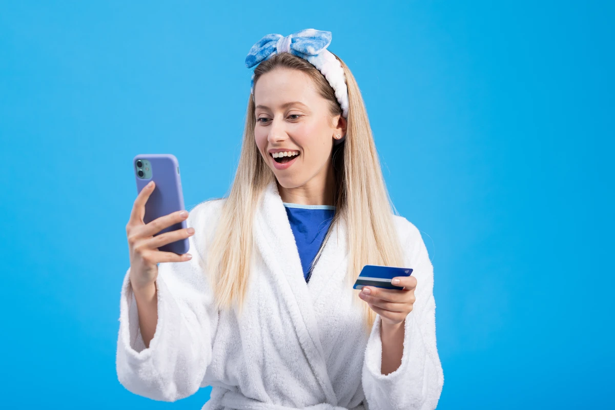 Fată fericită cu telefon și card