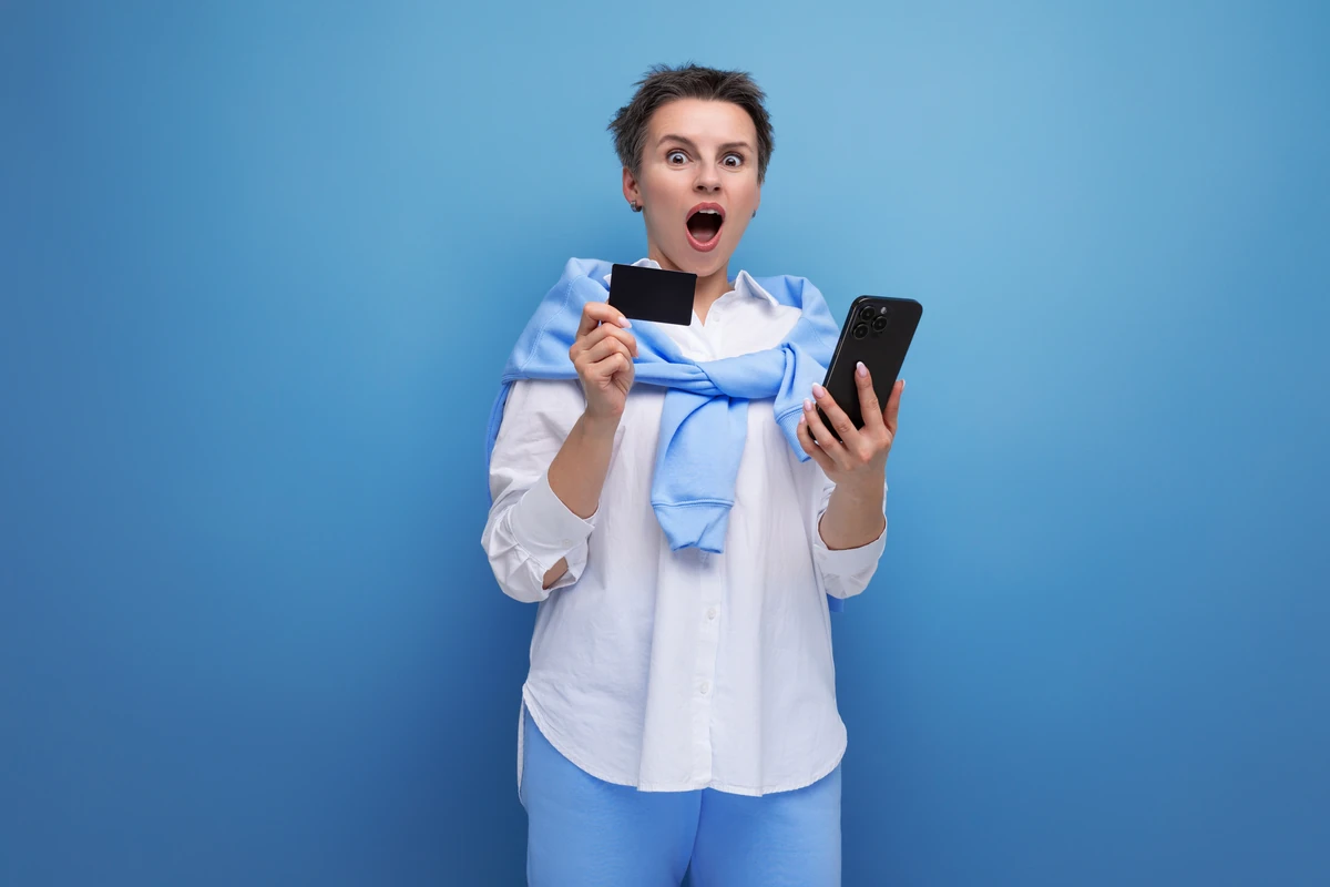 femeie mirata care recomanda credite IFN de pe IFNCredite si credit cu 0% dobanda
