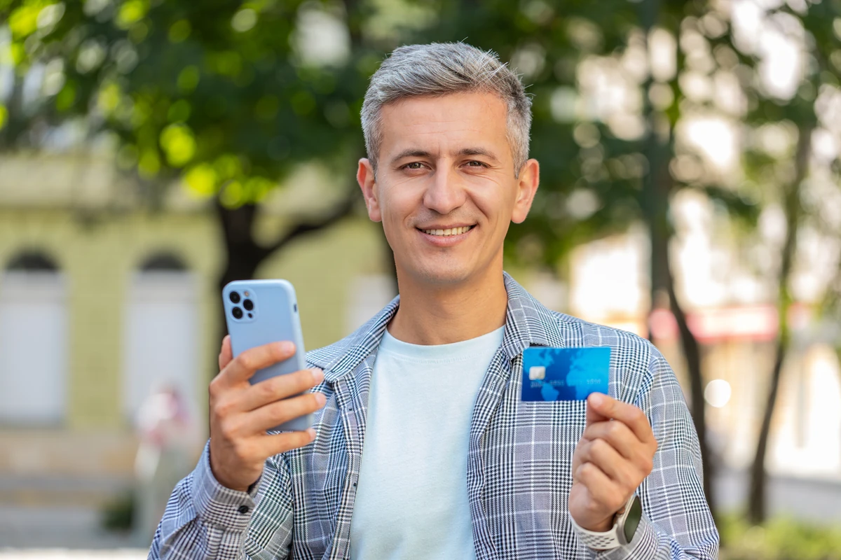 barbat care recomanda credite IFN de pe IFNCredite si credit cu 0% dobanda