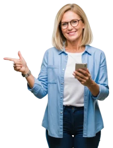 Femeie zâmbitoare cu telefon în mână