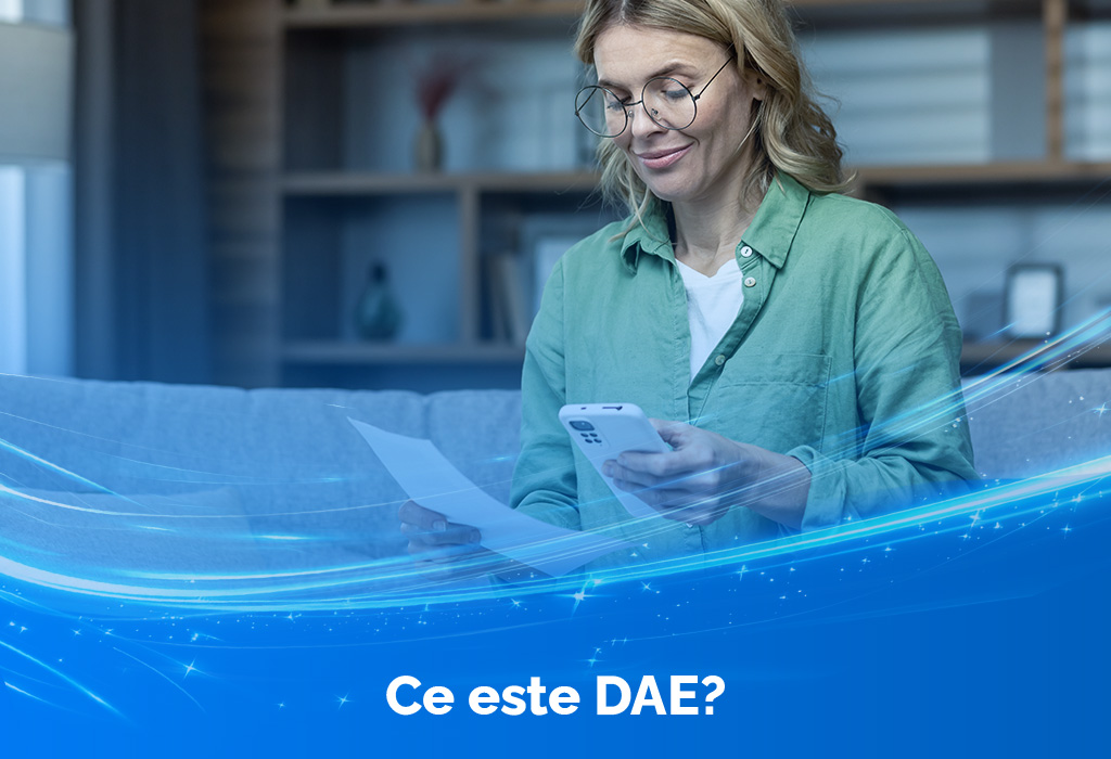 femeie-blonda-citind-pe-telefon-acasa-ce-este-dae-ce-trebuie-sa-stii-despre-creditul-de-nevoi-personale-inainte-sa-te-imprumuti-ifncredite.ro