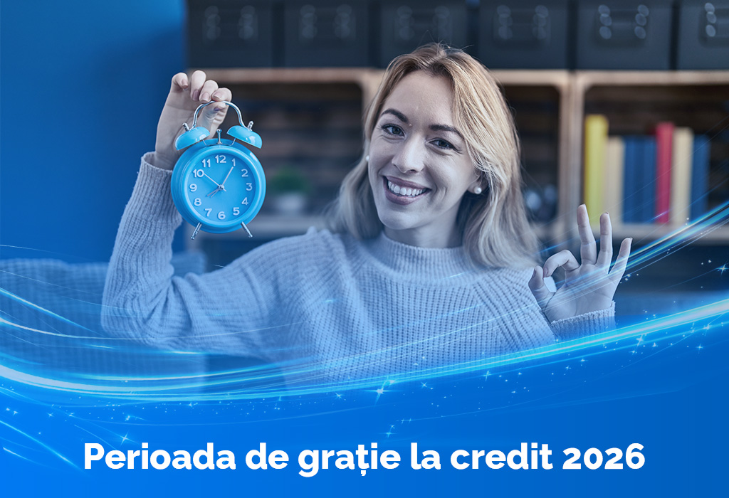Femeie zâmbitoare ținând un ceas albastru, imagine de copertă pentru articol despre perioada de grație la credit 2026 – cum să o folosești eficient IFN Credite.