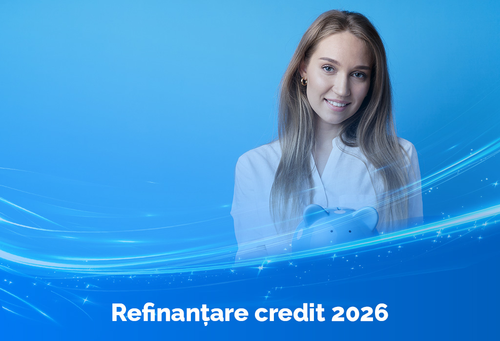 Femeie zâmbitoare ținând o pușculiță albastră, imagine de copertă pentru articol despre refinanțare credit 2026 – dobândă redusă și soluții avantajoase IFN Credite.