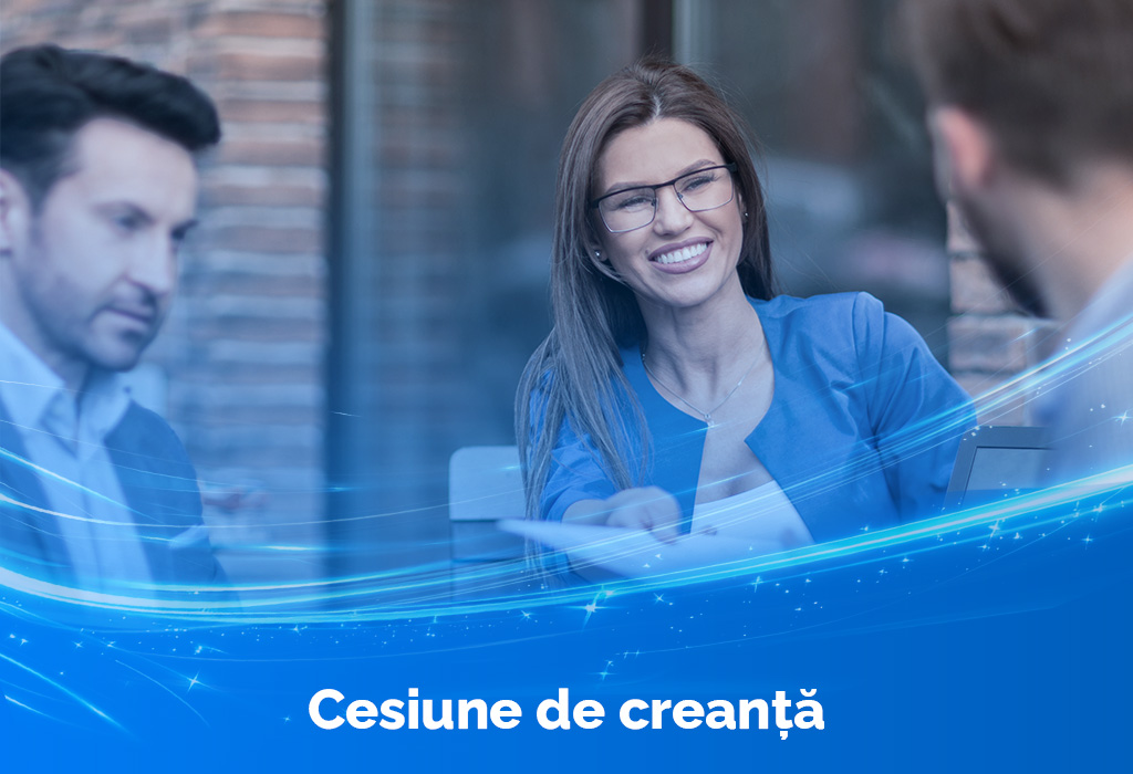 Femeie zâmbitoare indicând titlul Overdraft – Ghid complet, imagine de copertă pentru articol IFN Credite.