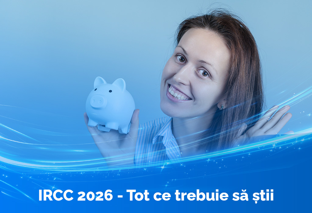 Femeie zâmbitoare ținând o pușculiță albastră, imagine de copertă pentru articol despre IRCC 2026 – tot ce trebuie să știi despre indicele de referință pentru creditele consumatorilor IFN Credite.