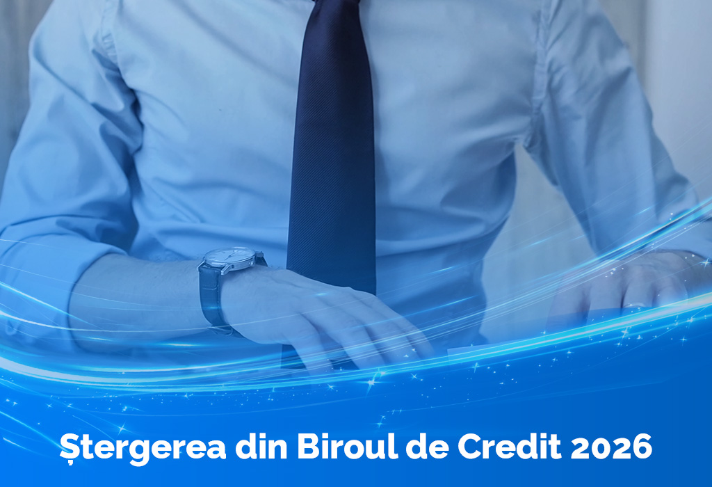 Bărbat în cămașă albastră tastând pe laptop, imagine de copertă pentru articol despre ștergerea din Biroul de Credit 2026 – durată, procedură și soluții rapide IFN Credite.